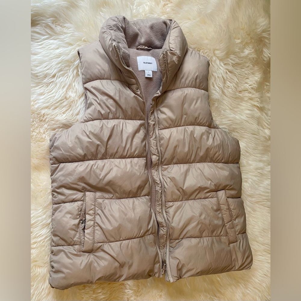Old Navy Quilted Puffer Vest in Taupe